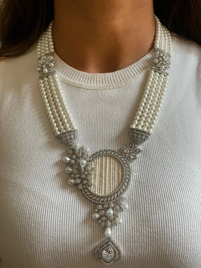 Necklaces PRERTO ECOMMERCE PRIVATE LIMITED Maharani Vintage Diana Dual Floret Pearly Diamond Necklace Set