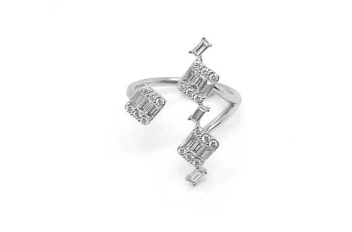 Albert Hern Rings Ring 18kt White Gold 3 Illusion Diamonds 3 Baguettes
