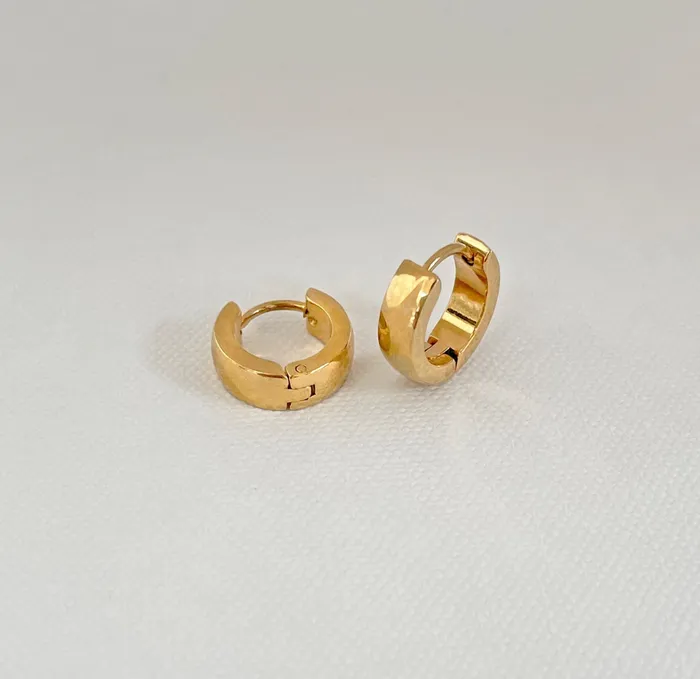 Earrings CLASSIC GOLD HUGGIE HOOP EARRINGS SAMPLE Mai Dsire