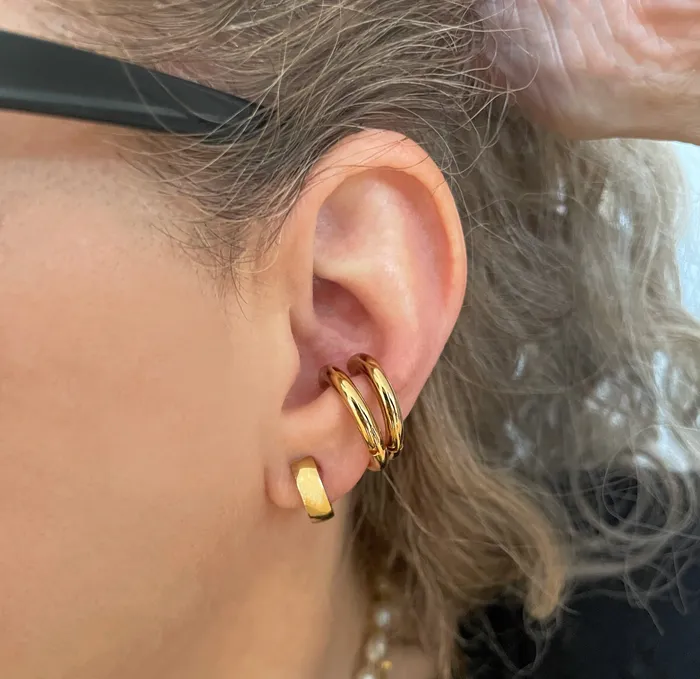 Earrings CLASSIC GOLD HUGGIE HOOP EARRINGS SAMPLE Mai Dsire