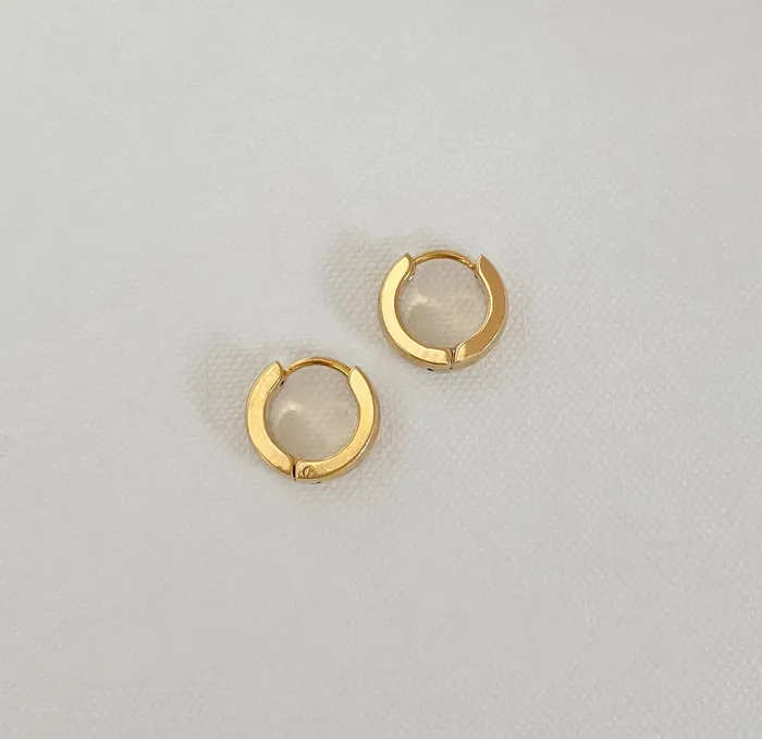 Earrings CLASSIC GOLD HUGGIE HOOP EARRINGS SAMPLE Mai Dsire